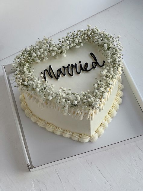 Simple Wedding Cake Chocolate, Vintage Just Married Cake, Civil Wedding Celebration, Wedding Cake Without Fondant, Grooms Cookie Cake Ideas, Simple Elopement Cake, Love Heart Wedding Cake, Bridal Cakes Ideas Simple, Nikkah Cupcakes