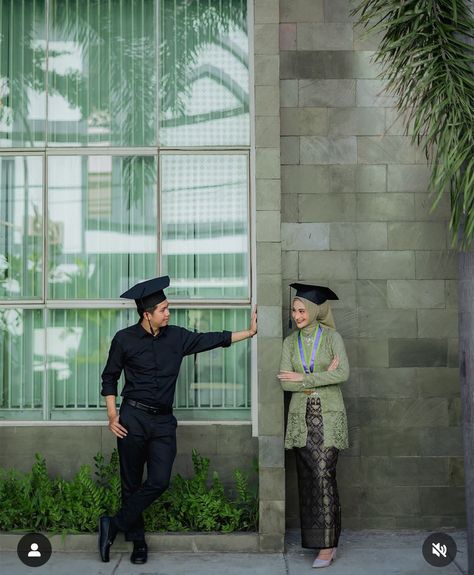 Convo Pose Ideas, Moodboard Graduation Photo, Graduation Couple Poses, Graduation Couple Photoshoot, Couple Graduation Photoshoot, Grad Photos Couple, Wisuda Photoshoot, Graduation Couple, Couple Graduation Pictures