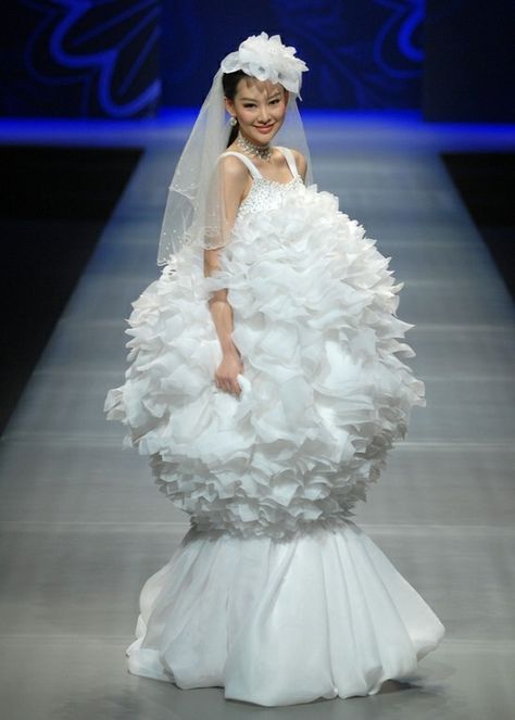 Ugliest Wedding Dress Funny, Ugly Wedding, Weird Wedding Dress, Ugly Wedding Dress, Worst Wedding Dress, China Fashion Week, Ugly Dresses, Crazy Wedding, Funny Dresses