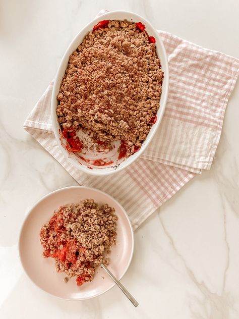 Healthy Rhubarb Crumble Recipe- Vegan + Gluten Free - Nourish Your Glow Rubarb Crumble, Rhubarb Crumble Recipe, Vegan Puddings, Rhubarb Crumble Recipes, Vegan Pudding, Chocolate Peanut Butter Fudge, Rhubarb Crumble, Clean Baking, Wheat Free Recipes