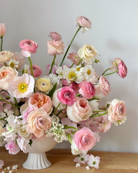 Peachy pinks are my forever favourite 🍑🎀🌸✨ If you want to learn how to make the prettiest table arrangements, come along to my workshop on Tuesday the 19th of November! Tickets are still available- I’d love to see you there 🫶🏼✂️🌱 • • • • #brisbaneflorist #thisisbrisbane #flower #brisbaneflowersdelivered #flowerbouquet #blooms #floral #brisbaneevents #flowerlove #brisbaneweddings #weddingflorist #love #brisbanebrides #bridalbouquet #brisbaneflowerdelivery #weddingflowers #freshflowers #flowe... Floral Therapy, Senior Hoco, Peach Ranunculus, Flowers Delivered, Pretty Tables, Table Arrangements, Wedding Florals, Peachy Pink, Ranunculus