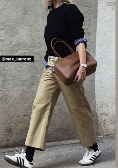 Beige Chinos Women Outfit, Chino Outfit Women, Beige Trousers Outfit Casual, Chino Pants Women Outfit, Chinos Outfit Women, Light Brown Pants Outfit, Beige Trousers Outfit, Chinos Women Outfit, Trousers Outfit Casual