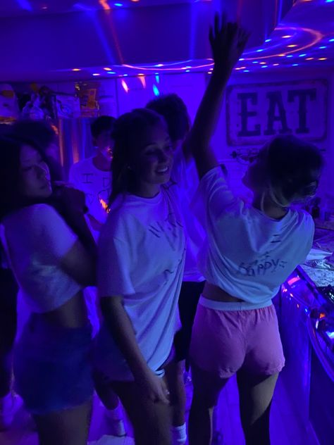 High School Party Astethic, Highschool Party Aesthetic, House Party Aesthetic Ideas, Partying Aesthetic, Parties Aesthetic, Party Highschool, Highschool Party, Sweet 16 Sleepover, High School Party