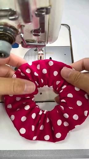 Tips Menjahit, Corak Menjahit, Sewing Headbands, Projek Menjahit, Diy Hair Scrunchies, Buat Pita, Scrunchies Diy, Costura Fashion, Sewing Machine Projects