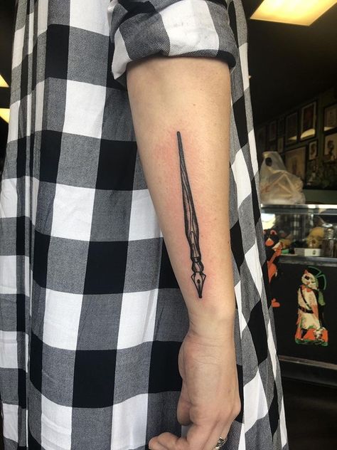 #dippen #tattoos #tattoodesigns #pentattoo #dippentattoo just got my first tattoo! Quil Pen Tattoo, Tattoo Ideas Pen, Fountain Pen Tattoo, Hand Tatto, Tattoo On Hand, Pen Tattoo, Incredible Tattoos, Tattoo Pen, Fountain Pen Nibs