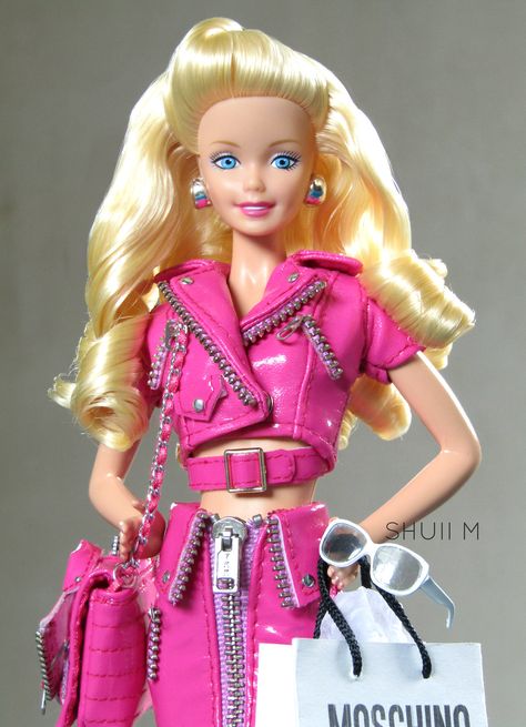 Moschino Barbie | Jesus Medina | Flickr Moschino 2015, Moschino Barbie, Barbie Cowgirl, Dollhouse Barbie, Barbie Pictures, Classic Barbie, Curly Fro, Barbie Aesthetic, Barbie Core