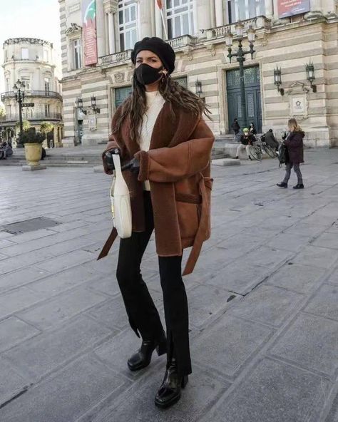 Winter Coat Inspiration, Winter Outfit Brown Coat, Winter Brown Outfit, Brown Outfit Winter, Brown Coat Outfit Winter, Winter Coat Ideas, Winter Style Aesthetic, Winter Outfit Coat, Winter Outfits Coat