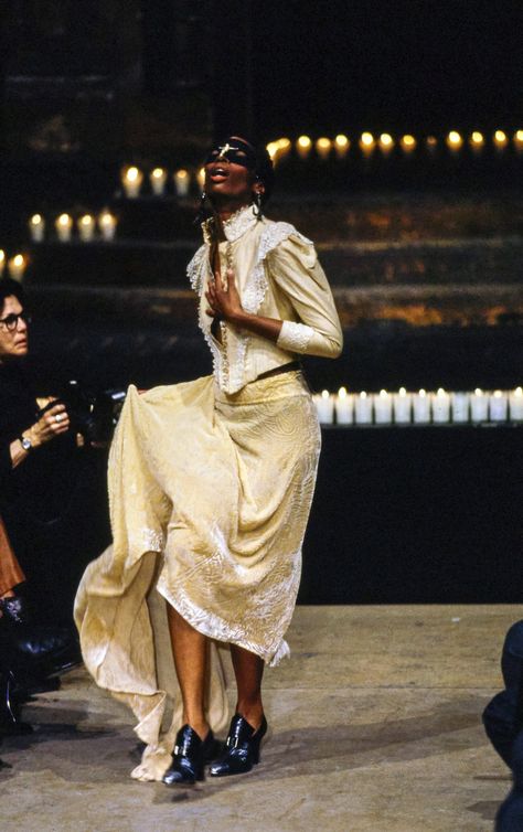 Alexander McQueen Fall 1996 Ready-to-Wear Collection Photos - Vogue Mcqueen Fashion, Fashion Show Collection, Fashion History, 90s Fashion, Runway Fashion, Alexander Mcqueen, High Fashion, Fashion Show, Alexander