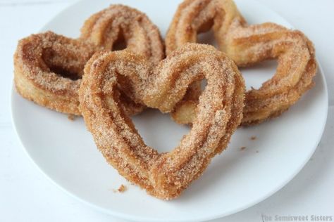 How to Make Heart Shaped Homemade Churros Baked Churros, Art Exploration, Churros Recipe, Valentine Desserts, Think Food, Latin Food, Eat Dessert, Pretzels, Churros