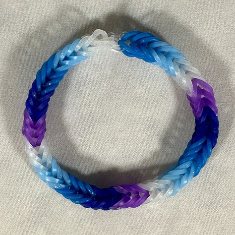 GET FREE SHIPPING WITH YOUR ORDER!  Free domestic shipping when you buy three or more bracelets, free international shipping when you buy $15 or more! Domestic Shipping Code: FREESHIPDOM Int'l Shipping Code: FREESHIPPING Show some color pride on your wrist with this Double Fishtail design by Rainbow Loom!  The prices for any color scheme is the same, unless if you request a custom order and I have to buy the colors you request :D  This color scheme is based off of the colors of the Winter season Bts Inspired Rainbow Loom Bracelets, Loom Band Patterns Instructions, Bracelets Kandi, Loom Band Patterns, Rainbow Loom Bracelets Easy, Loom Band Bracelets, Rainbow Loom Rubber Bands, Rainbow Loom Patterns, Rainbow Loom Designs