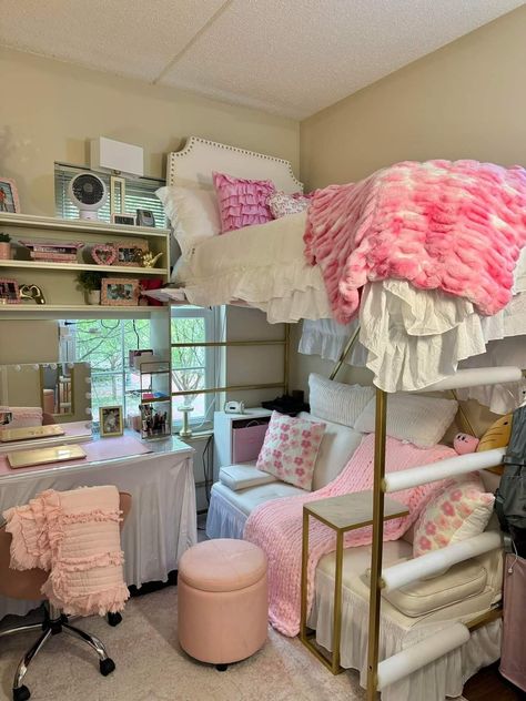 Couch Under Bed Dorm, University Of Arkansas Dorm Room Ideas, Dorm Room Roommate Ideas, Single Dorm Room Ideas Colleges, Dorm Room Designs Pink, Pink College Dorm Room Ideas, Dorms Aesthetic, Girl Dorm Room Ideas, Sorority Dorm Room