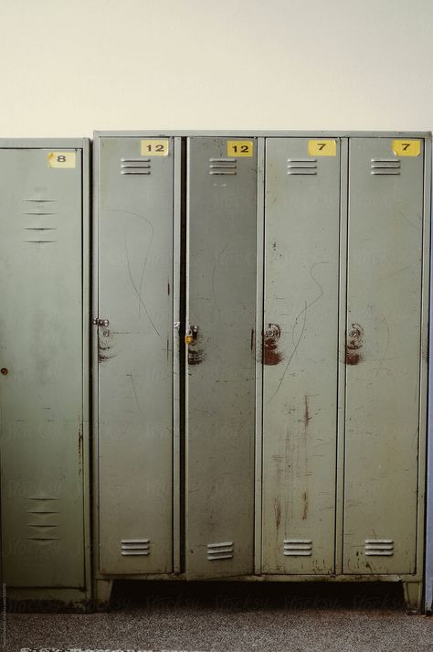 Highschool Locker Room, Locker Room Aesthetic, Vintage Locker Room, Locker Aesthetic, Old Lockers, Gym Locker Room, Wall Locker, Clean Mind, Guys Room Aesthetic