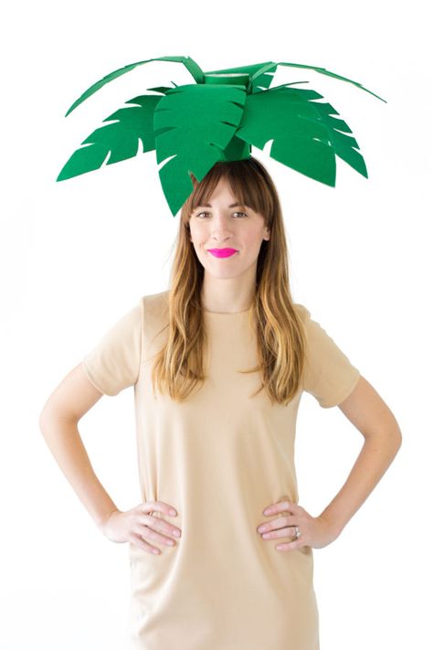 DIY Palm Tree + Beach Ball Costumes | studiodiy.com Palm Tree Costume, Tree Costume Diy, Diy Palm Tree, Jungle Costume, Beach Costume, Nativity Costumes, Tree Costume, Jungle Thema, Motto Party