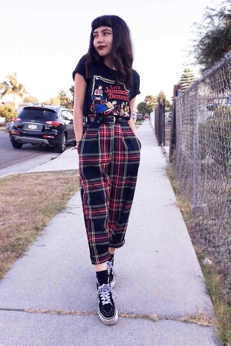 28 Versatile Plaid Pants And Ways Of Pulling Them Off Plaid Pants Outfit, Tokyo Street Fashion, 90's Fashion, Mode Ootd, Alt Fashion, Plaid Pants, Alternative Outfits, Edgy Outfits, Mode Inspiration