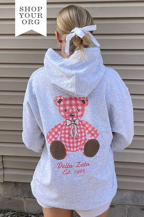 Available in 2XL - 3XL (Click Here) Product ColorAsh Product Details Gildan 18500 50/50 cotton/polyester Product Description Elevate your sorority wardrobe with our Plaid Teddy Sorority Hoodie. Crafted from the softest fabric, this hoodie provides ultimate comfort and style, making it a staple year round. Embrace the perfect blend of warmth and breathability with this must-have addition to your collection About the Design Featuring a trending design, our lightweight hoodie is adorned with an exc Kappa Delta Teddy Bear, Pink Sorority Letters Sweatshirt, Sorority Merch Sweatshirt, Back Of Sweatshirt Designs, Phi Mu Merch, Sorority Christmas Shirts, Sorority Hoodie Design, Sorority Exec Sweatshirts, Sorority Parents Weekend Shirts