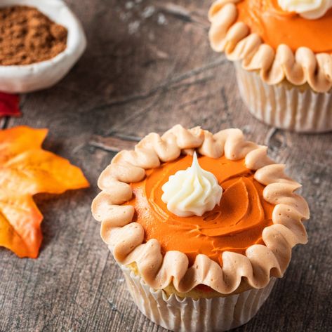 Pumpkin Pie Cupcakes Autumn Deserts, Pumpkin Pie Cupcakes Recipe, Autumn Cupcakes, Hosting Inspiration, Autumn Sweets, Brown Food Coloring, Cupcake Jemma, Pumpkin Pie Cupcakes, Thanksgiving Baking