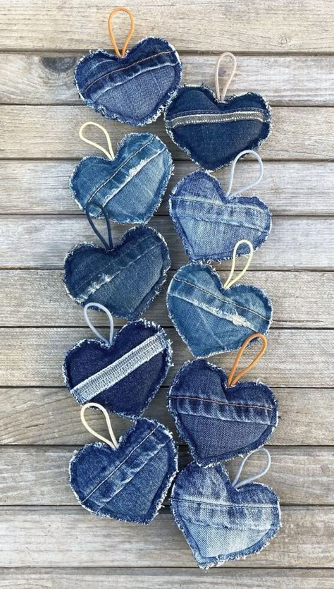 Denim Hearts, Ecofriendly Crafts, Jeans Sewing, Recycling Projects, Heart Key Chain, Diy Sy, Denim Scraps, Memory Pillow, Denim Crafts Diy