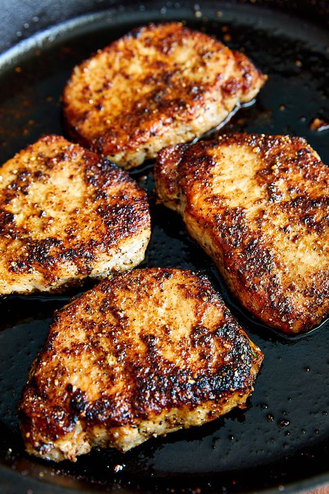 Delicious, tender and juicy pan-fried boneless pork chops made in under 10 minutes. A perfect recipe for a busy workday dinner. | ifoodblogger.com Boneless Pork Loin Chop Recipes, Boneless Recipes, Fried Boneless Pork Chops, Pork Loin Chops Recipes, Fried Pork Chop Recipes, Pan Fried Pork Chops, Center Cut Pork Chops, Boneless Pork Loin Chops, Boneless Pork Chop Recipes