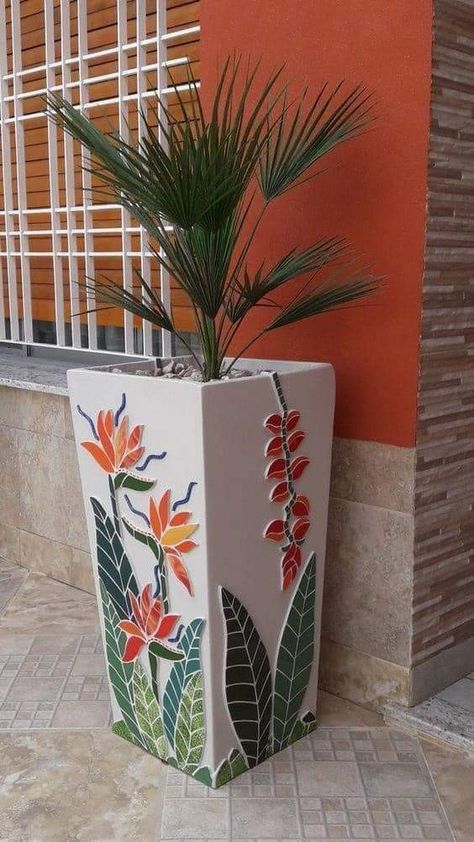 Mosaic Planters, Outdoor Furniture Diy, Mosaic Art Diy, Mosaic Pots, Mosaic Flower Pots, Mosaic Garden Art, زجاج ملون, Mosaic Art Projects, Mosaic Tile Art