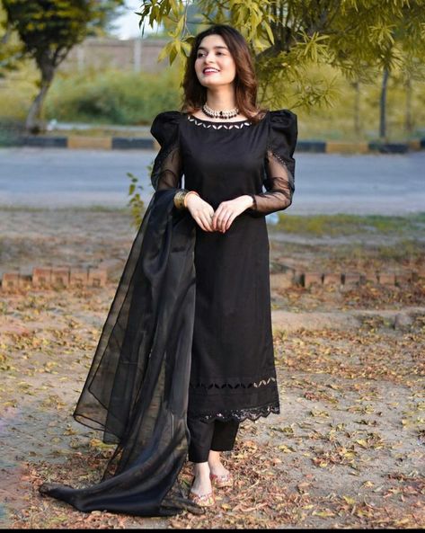 Black Kurti Sleeves Design, Black Suite Design For Women, Black Kurti Designs Latest Fashion, Designer Party Dresses, Latest Dress Design, Simple Kurta Designs, Stylish Short Dresses, Pakistani Dresses Casual, Pakistani Fashion Party Wear