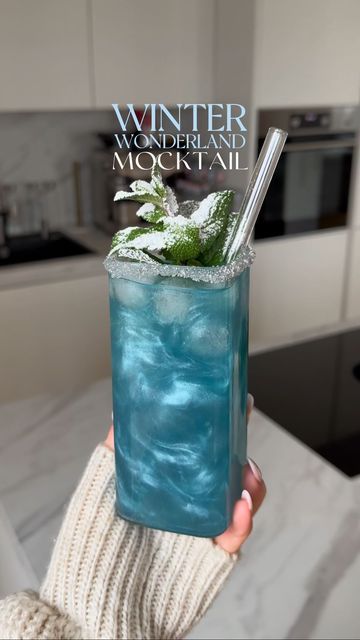 𝓛𝓲𝓿 ✨ on Instagram: "easy but pretty winter wonderland mocktail ❄️🌿 #powerade #redbull #mocktail #mocktails #glitter #edibleglitter #cocktail #cocktails #cocktailrecipes #cocktailrecipe #winterdrink #wintercocktails #girlsnight #girlsnightout #girlsnightin #cocktailparty #holidayrecipes #holidaydrinks #holidayseason #winterrecipes #festivedrinks #winterfood #holidayfood" Frozen Cocktail Recipes, Iced Drinks Recipes, Pretty Alcoholic Drinks, Drink Recipes Nonalcoholic, Yummy Alcoholic Drinks, Refreshing Drinks Recipes, Diy Drinks, Delicious Drink Recipes, Fancy Drinks