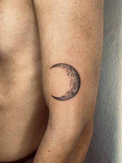 Moon tatto Small Moon Tattoo Men, Moon Tattoo On Ankle, Moon Tattoo Men, Crescent Tattoo, Lower Stomach Tattoos, Half Moon Tattoo, Luna Tattoo, Small Moon Tattoos, Lower Stomach