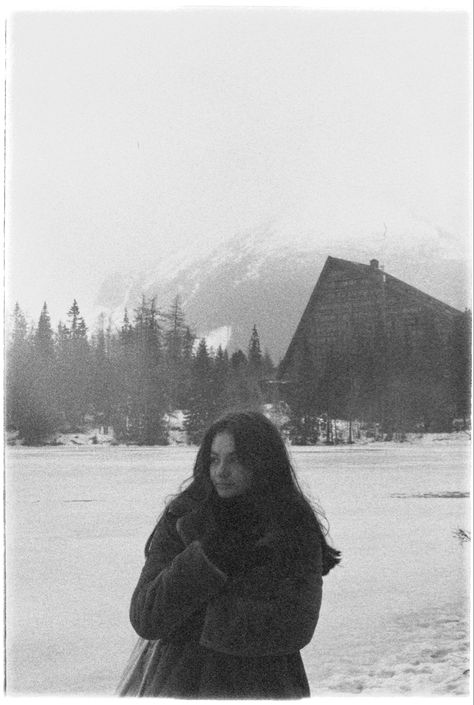 Winter Aesthetic Black And White, Winter Black And White Aesthetic, Snow Film Photography, Snowy Photoshoot Ideas, Film Photography Winter, Winter Photoshoot Aesthetic, Snow Photoshoot Aesthetic, Winter Film Photography, Yuri Egin