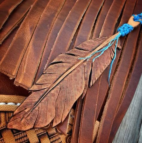 Tooled leather feather Leather Feathers Diy How To Make, How To Make Leather Feathers, Leather Work Ideas Projects, Leather Feathers Diy, Leatherworking Projects, Leather Feathers, Leather Working Patterns, Leather Tooling Patterns, Tooling Patterns