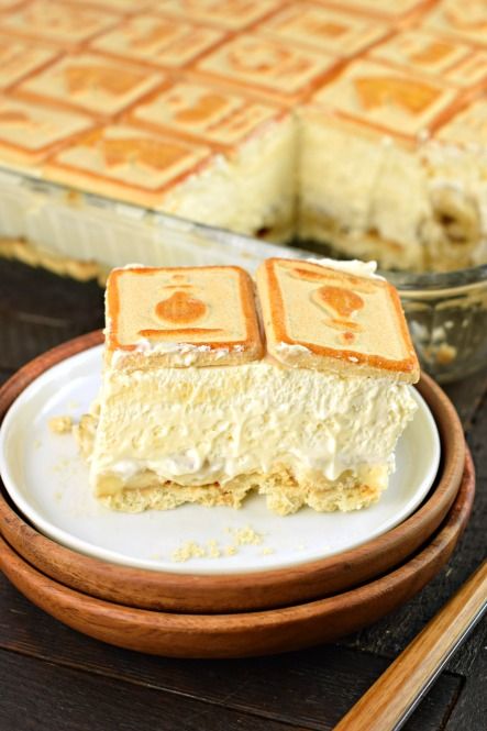 Slice of thick, creamy banana pudding with chessmen cookies on top. Creamy Banana Pudding Recipe, Paula Deen Banana Pudding Recipe, Banana Pudding Ingredients, Nobake Dessert, Banana Pudding Desserts, No Bake Banana Pudding, Banana Pudding Recipe, Homemade Banana Pudding, Best Banana Pudding