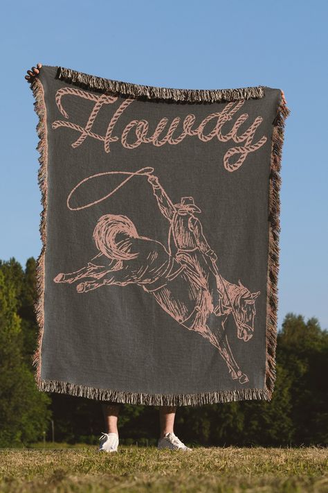 Howdy Throw Blanket Western Decor Livingroom Art Farmhouse Housewarming Gift Southwestern Woven Throw Cowboy Cowgirl Boho Eclectic Tapestry - Etsy Cute Western Decor, Living Room Designs Western, Cowgirl Apartment Decor, Western Room Decor Ideas, Western Bedroom Decor Ideas, Rodeo Nursery, Diy Western Decor, Western Decor Ideas, Cowgirl Room Ideas