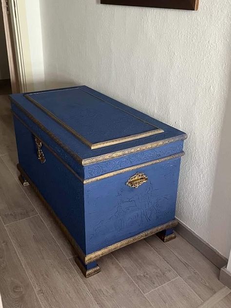 Drawers Repurposed, Trunk Makeover, Chest Makeover, Painted Trunk, Old Wooden Boxes, Chest Furniture, Old Trunks, Vintage Trunks, Closet Decor