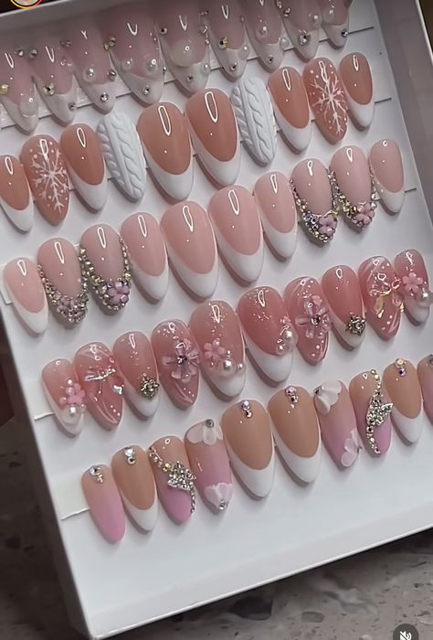 Jewellery Nail Art, Luxury Manicure Salon, Press On Nail Small Business, Press Ons Nails Design, Garage Nail Salon Ideas, Small Nail Business, Nail Organization Ideas, Nail Salon Aesthetic, Aesthetic Press On Nails