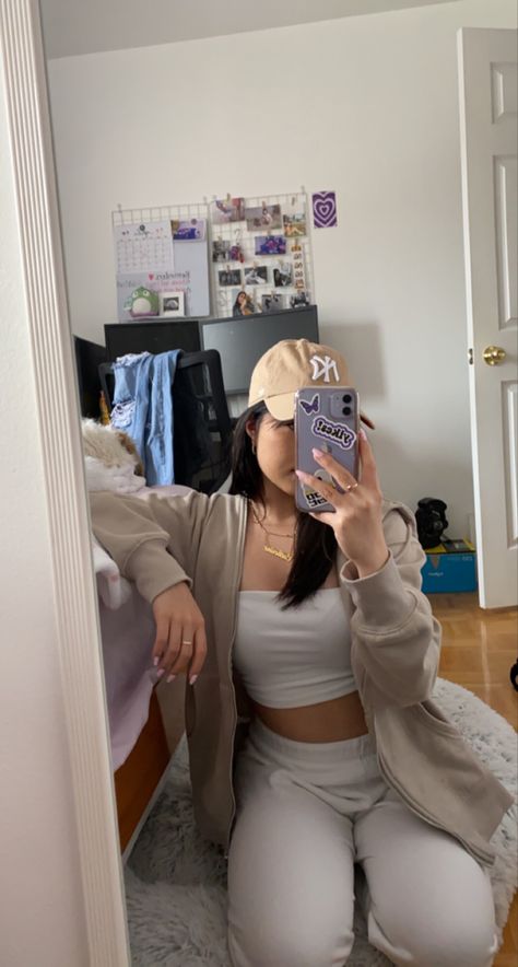 Beige Zip Up Hoodie Outfit, Beige White Outfit, Zip Up Outfits, I Nails, Yankees Hat, Small House Layout, Beige Paint, Mirror Picture, Skater Girl