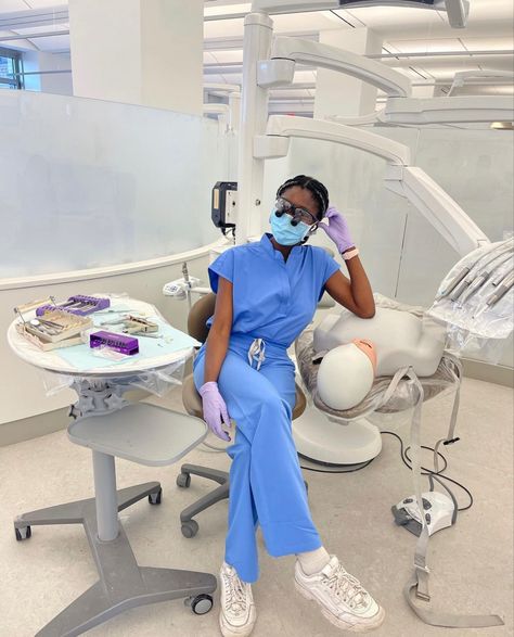 Dental Assistant Outfits Style, Dentist Dream Job, Black Orthodontist Aesthetic, Orthodontist Aesthetic Job, Dentist School Aesthetic, Pediatric Dentistry Aesthetic, Dentist Aesthetic Medical, Ortho Aesthetic, Pediatric Dentist Aesthetic