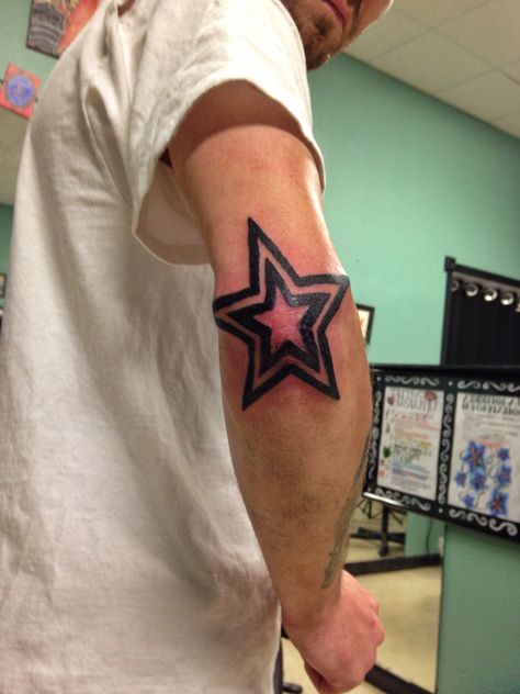 Elbow star Star Around Elbow Tattoo, Star Elbow Tattoos For Women, Stars On Elbow Tattoo, Star On Elbow Tattoo, Star On Knee Tattoo, Star Tattoo Knee, Star Tattoo Elbow, Simple Elbow Tattoo, Y2k Tattoo Ideas Arm