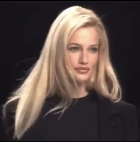 karen mulder for ralph lauren, 1996 Karen Mulder Hair, Karen Mudler, Supermodel Hair, Supermodel Aesthetic, Karen Mulder, Runway Hair, Models 90s, 90s Model, 90s Supermodels