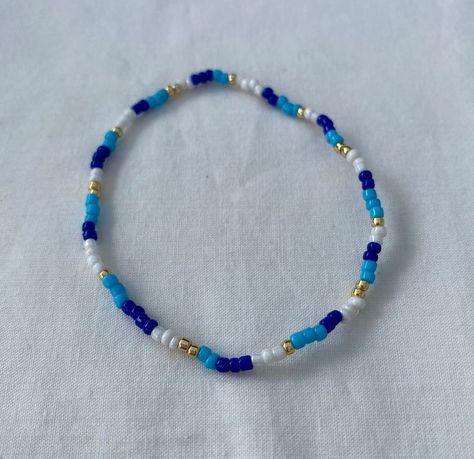 Blue Beads Jewellery, White And Blue Beaded Bracelet, Blue Seed Bead Bracelet Ideas, Blue And White Beads Bracelet, Blue And Gold Beaded Bracelets, Blue Summer Bracelets, Cute Summer Jewelry Diy, Beaded Blue Bracelets, Gold And Blue Bracelet