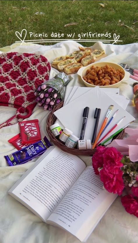 Picnic With Girlfriends, Date Plans Ideas, Dates With Friends Ideas, Picnic Activities Ideas, Picnic Art Date, Cute Friend Date Ideas, Art Picnic Date, Desi Picnic Aesthetic Ideas, Friendship Date Ideas