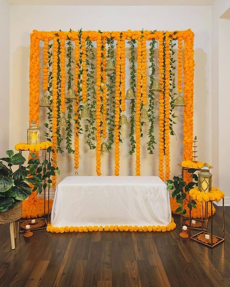 Simple Haldi Decoration, Simple Haldi Decoration At Home, Haldi Decoration At Home, Haldi Decoration Ideas, Haldi Ceremony Decorations, Ganpati Decoration Theme, Haldi Decoration, Small Wedding Decor, Mehendi Decor Ideas