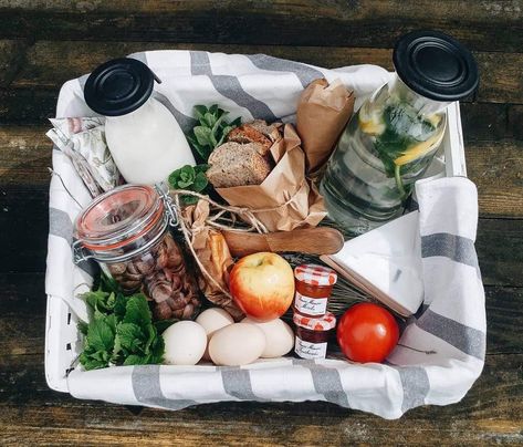 Glamping Breakfast Ideas, Glamping Welcome Basket, Breakfast Delivery Ideas, Airbnb Breakfast Basket, Airbnb Breakfast Ideas, Breakfast Basket Ideas, Phyllo Breakfast, Airbnb Amenities, Breakfast Hamper