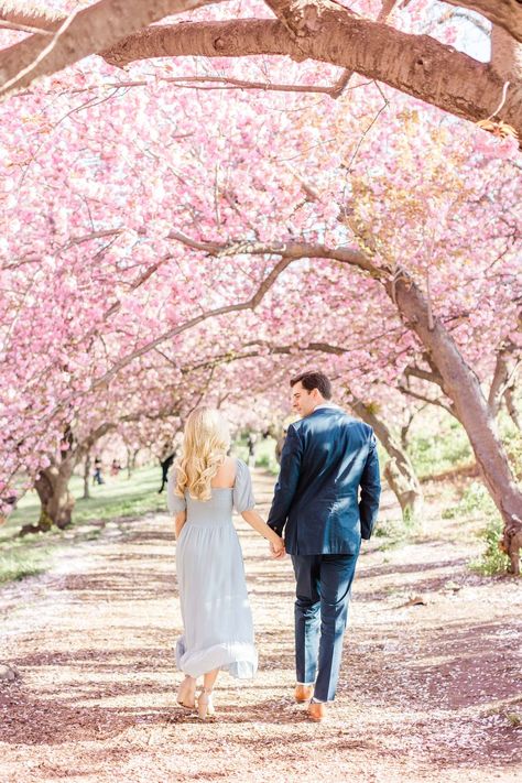 New York City Spring, Prenup Photos Ideas, Burger Photography, Sunrise Engagement Photos, Cherry Blossom Engagement, Cherry Blossom Pictures, 너에게 닿기를, Japan Cherry Blossom, Blossom Season