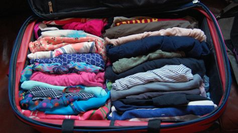 The Best Way to Pack a Suitcase: Five Methods Compared Packing A Suitcase, Suitcase Packing Tips, Pack A Suitcase, T Shirt Hacks, Road Trip Packing, Packing Clothes, Vacation Video, Kids Vacation, Suitcase Packing