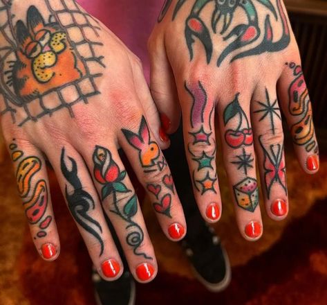 Finger Tattoos Knuckles, Knuckle Number Tattoos, Goth Knuckle Tattoo, Traditional Finger Tattoos Women, Traditional Thumb Tattoo, Color Finger Tattoo, Hand Tattoos American Traditional, Finger Tattoos Traditional, American Traditional Wrist Tattoo