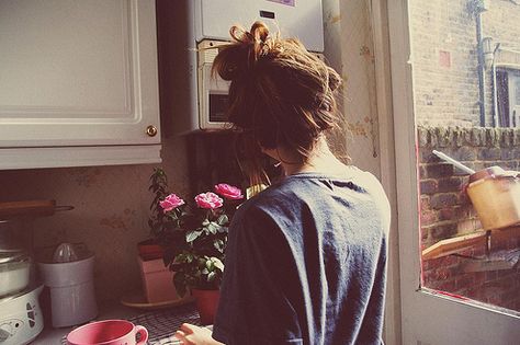 making breakfast in the morning Morning Hair, Foto Inspiration, Sunday Morning, Simple Life, Kitchen Counter, Belle Photo, A Kitchen, Life Style, We Heart It