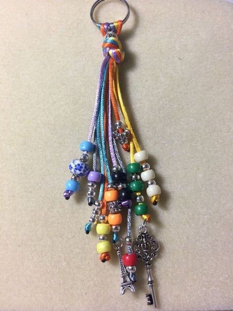 Discover even more ideas for you Tassen Hanger, Purse Charms Diy, ميدالية مفاتيح, Keychain Craft, Beaded Crafts, Handbag Charms, Diy Keychain, Beaded Keychains, Pony Beads