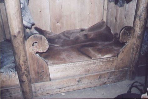 Viking Bed Roman Bed, Viking Furniture, Viking Houses, Regency Interiors, Medieval Bed, Viking Bed, Decor Chairs, Viking Medieval, Victorian Bed