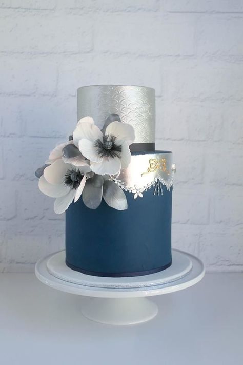 Cakes Minimalist, Navy And Silver Wedding, Minimalist Cake, Silver Wedding Cake, Easy Weddings, Diy Wedding Cake, Silver Cake, Wedding Cake Table, Wedding Cakes Blue