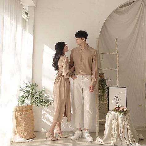 Couple Photo Korean Style, Prenup Korean Style, Couple Beige Outfits, Couple Linen Outfit, Cream Couple Outfit, Casual Prenup Outfit, Korean Couple Fashion, Prewedding Outfit Ideas, Couple Outfits Korean