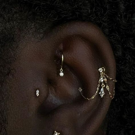 Ušný Piercing, Piercings Jewelry, Fantasy Earrings, Cool Ear Piercings, Pretty Ear Piercings, Cool Piercings, Ear Style, Cute Piercings, Body Jewelry Piercing