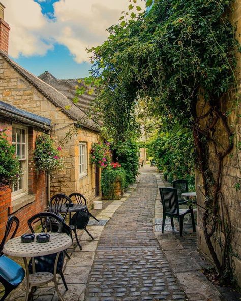 We LOVE England - Chipping Campden in Gloucestershire🍃 The... Cotswold Way, Chipping Campden, British Cottage, Landscaping Images, Fotografi Alam Semula Jadi, The Cotswolds, English Cottage, English Countryside, Alam Semula Jadi